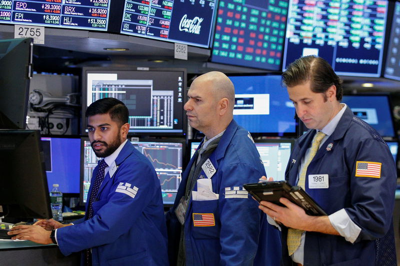 © Reuters. Traders work on the floor of the NYSE in New York