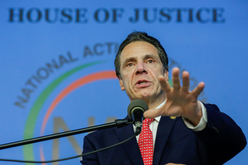 © Reuters. New York Gov. Cuomo speaks to guests during the National Action Network Dr. Martin Luther King, Jr. Day Public Policy Forum in the Harlem borough of New York City