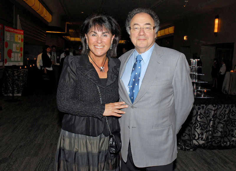 © Reuters. FILE PHOTO: Honey and Barry Sherman at the annual United Jewish Appeal (UJA) fundraiser in Toronto