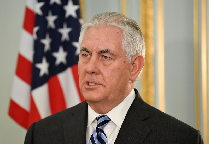 © Reuters. U.S. Secretary of State Rex Tillerson attend a press conference with Britain's Foreign Secretary Boris Johnson in London