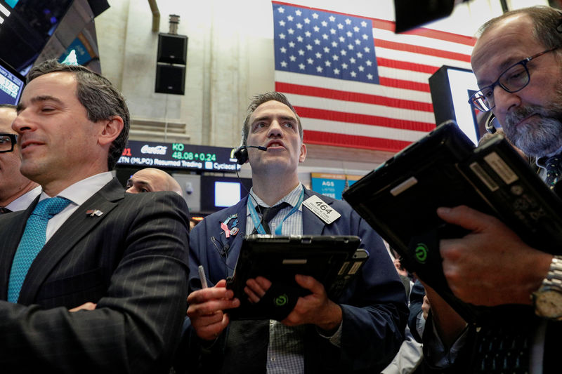 © Reuters. Traders work on the floor of the NYSE in New York