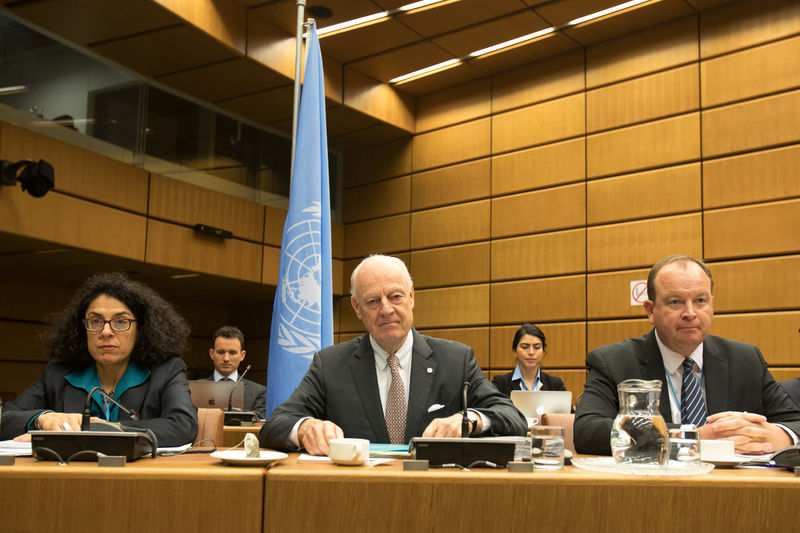 © Reuters. UN envoy Staffan de Mistura (C) looks on before the start of talks on Syria in Vienna