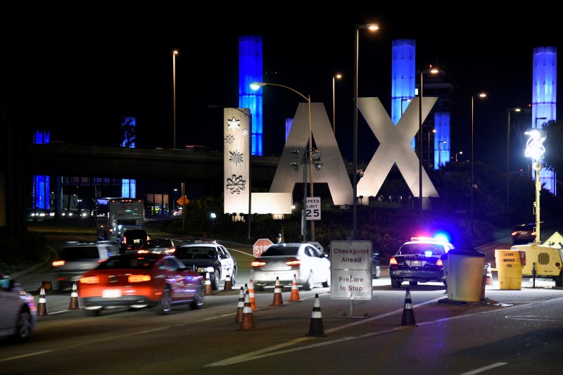 © Reuters. Security checkpoints are seen during the Thanksgiving holiday travel season at Los Angeles International Airport in Los Angeles