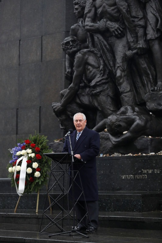 © Reuters. U.S. Secretary of State Rex Tillerson speaks at the Warsaw Ghetto monument in Warsaw