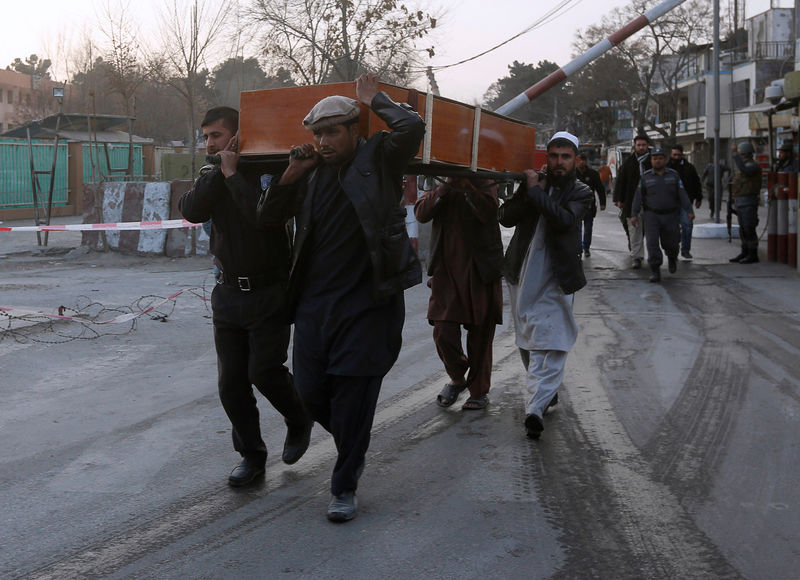 © Reuters. Cerca de un centenar de muertos y 158 heridos tras explotar ambulancia en Kabul