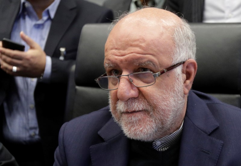 © Reuters. Iran's Oil Minister Zanganeh talks to journalists at the beginning of an OPEC meeting in Vienna