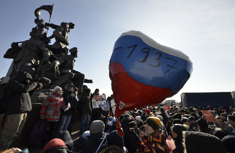 © Reuters. Люди на митинге во Владивостоке