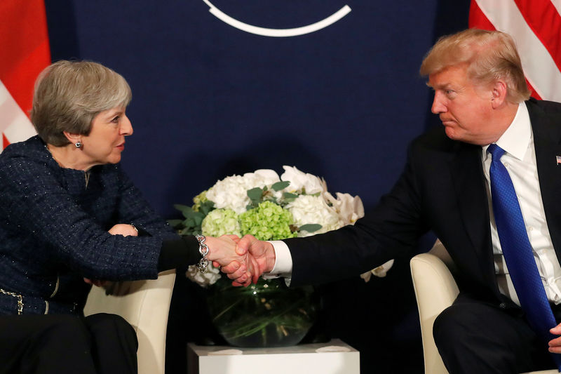 © Reuters. U.S. President Donald Trump shake hands with Britain's Prime Minister Theresa May during the World Economic Forum (WEF) annual meeting in Davos