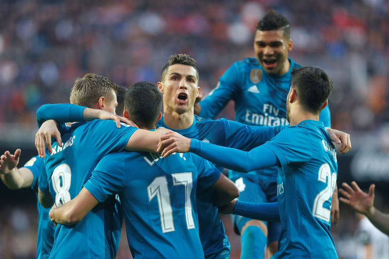 © Reuters. El Real Madrid vuelve a ganar con goleada ante el Valencia