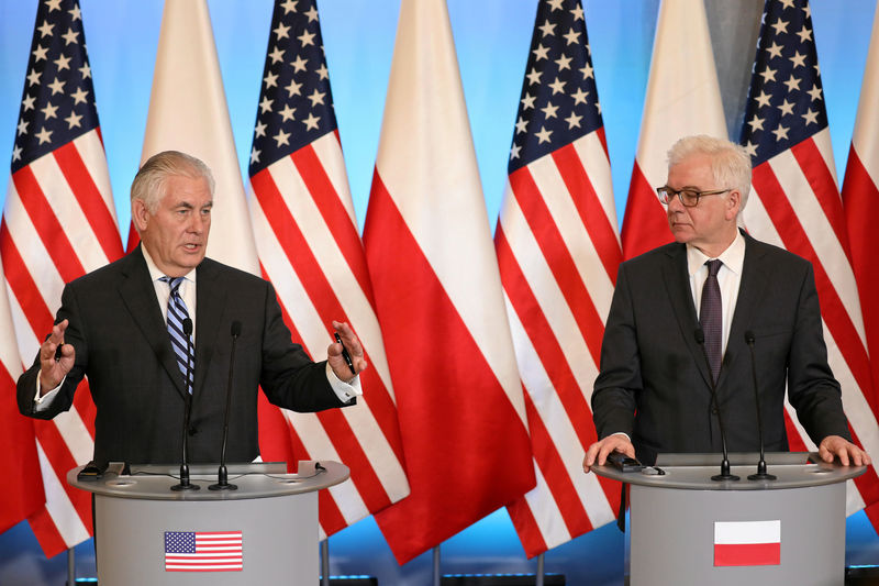 © Reuters. Poland's Foreign Minister Jacek Czaputowicz and U.S. Secretary of State Rex Tillerson attend a news conference in Warsaw