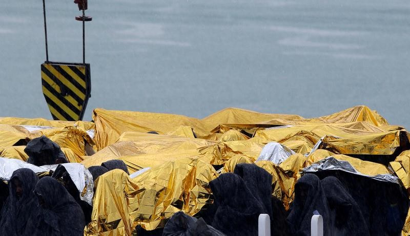 © Reuters. HUIT CENTS MIGRANTS SECOURUS PAR LES GARDES-CÔTES ITALIENS