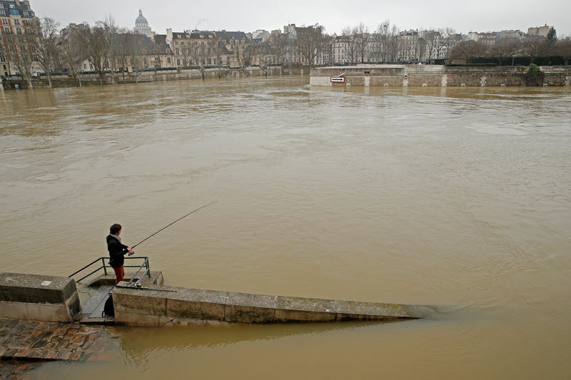© Reuters. París se prepara para posibles inundaciones ante subida del nivel del Sena