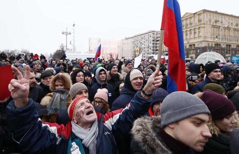 © Reuters. La policía rusa detiene al líder opositor Navalny en una manifestación en Moscú