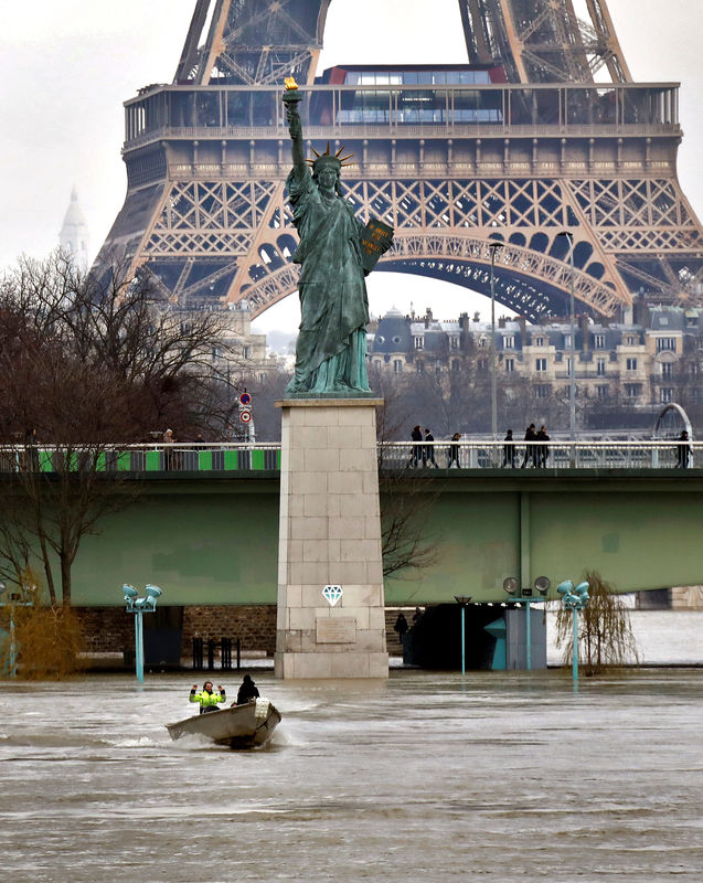 © Reuters. Cerca de 1.500 personas son evacuadas en la región de París por crecida del Sena