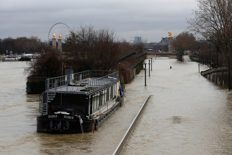 © Reuters. LE PIC DE CRUE DE LA SEINE ATTENDU DANS LA NUIT DE DIMANCHE À LUNDI