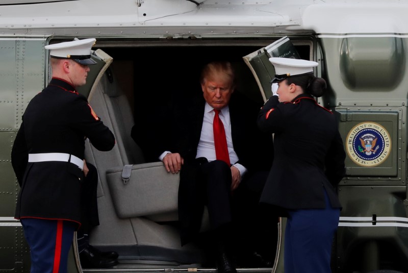 © Reuters. U.S. President Trump departs after the World Economic Forum annual meeting in Davos