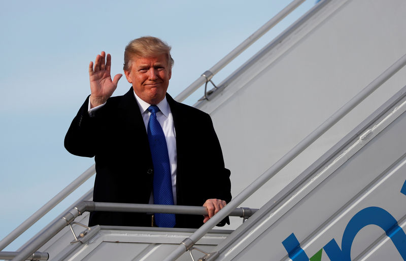 © Reuters. U.S. President Donald Trump waves as he arrives in Zurich