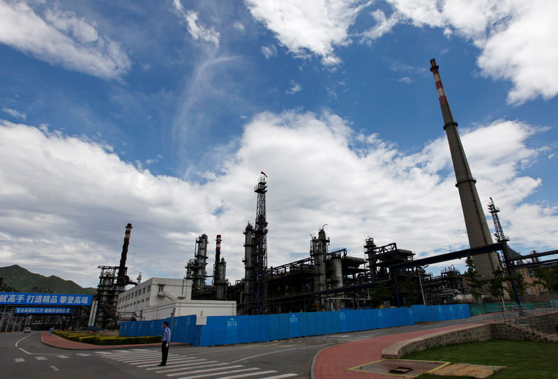 © Reuters. FILE PHOTO: A security personnel stands guard at the Yanshan oil refinery of Sinopec Corp. in Beijing