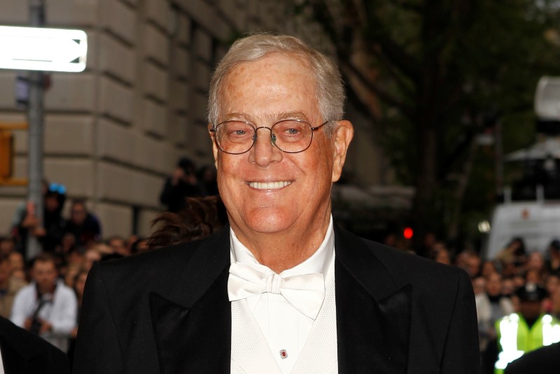 © Reuters. FILE PHOTO --  David Koch arrives at the Metropolitan Museum of Art Costume Institute Gala Benefit in New York