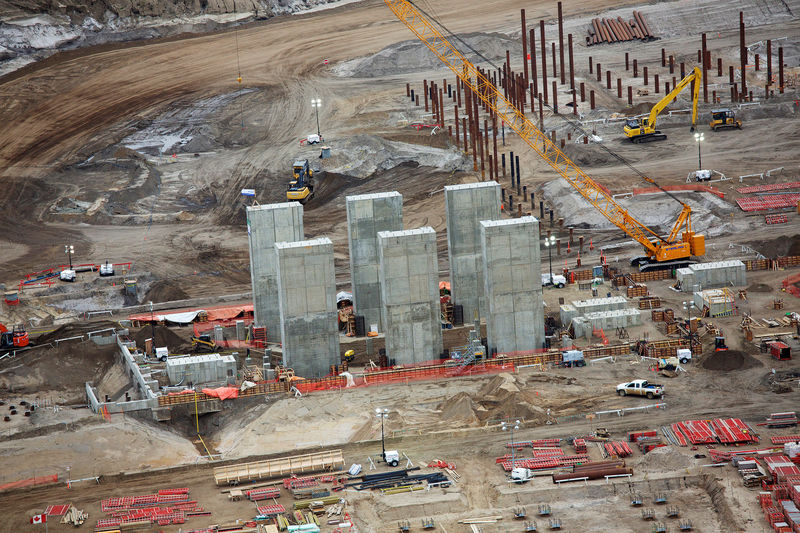 © Reuters. FILE PHOTO: A construction site at the new Suncor Fort Hills oil sands mining operations near Fort McMurray