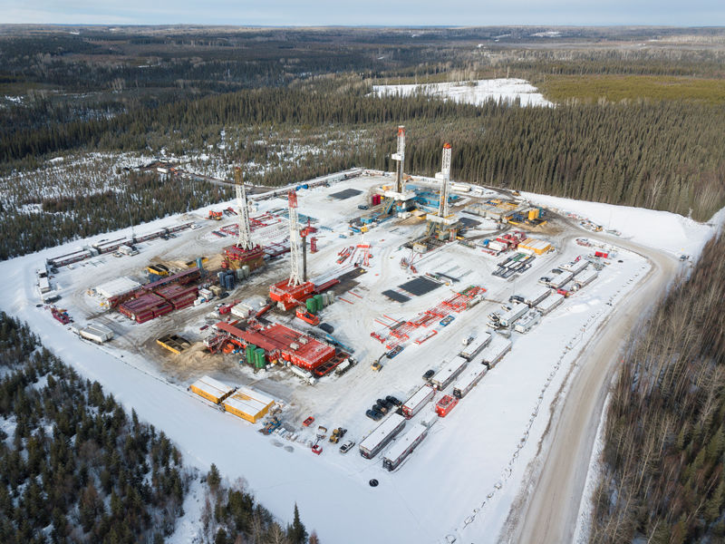 © Reuters. Four rigs drill at the Super Pad in Seven Generations Energy's Kakwa River Project in northwest Alberta