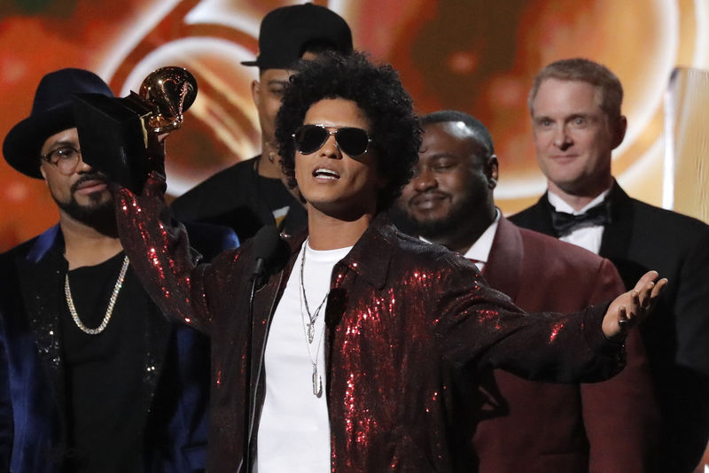 © Reuters. Bruno Mars se queda con los principales premios Grammy