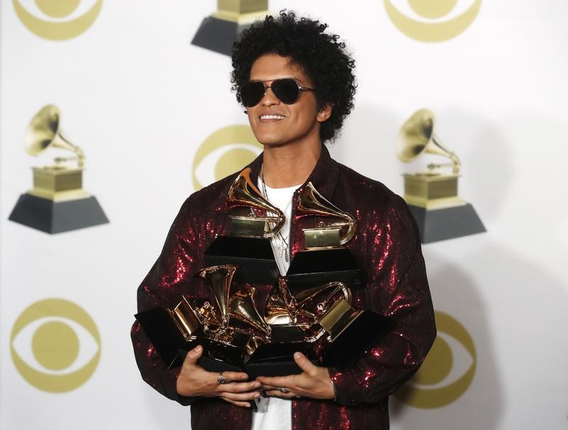 © Reuters. Bruno Mars posa para fotos com prêmios do Grammy, em Nova York