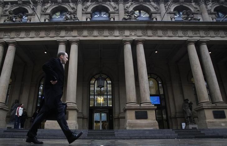 © Reuters. A man walks past the Frankfurt stock exchange