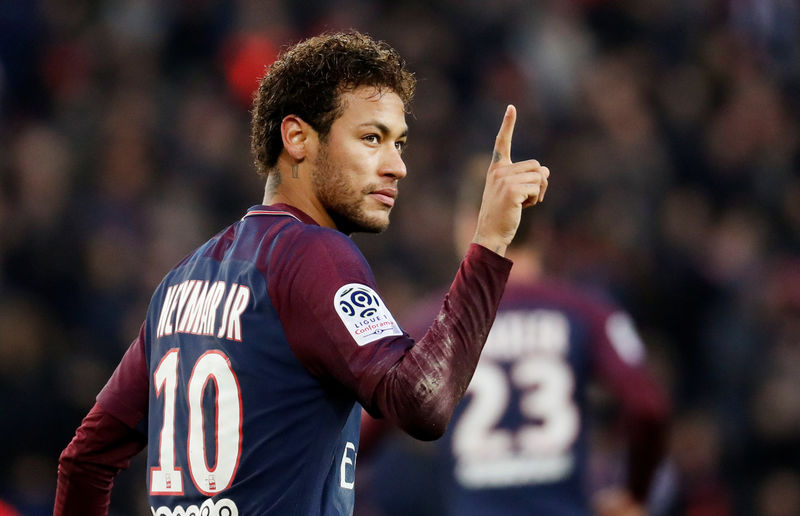 © Reuters. Neymar necesitaba dejar el Barcelona para salir de la sombra de Messi, dice Dani Alves