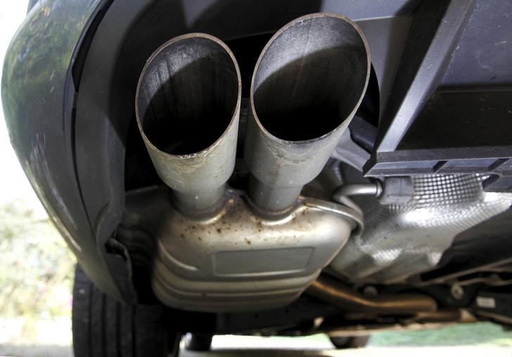 © Reuters. The exhaust system of a Volkswagen Passat TDI diesel car is seen in Esquibien, France.