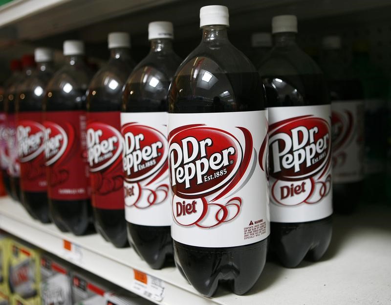 © Reuters. Dr Pepper bottles are seen inside a store in Port Washington