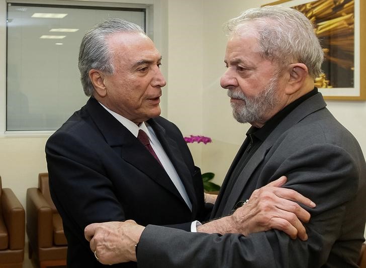 © Reuters. Presidente Michel Temer abraça ex-presidente Luiz Inácio Lula da Silva, após a morte da ex-primeira dama Maria Letícia