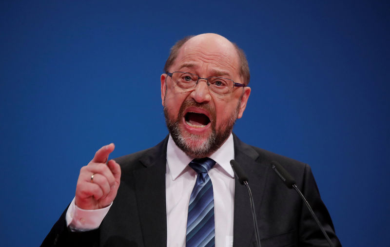 © Reuters. FILE PHOTO: SPD leader Schultz speaks during the SPD's one-day party congress in Bonn