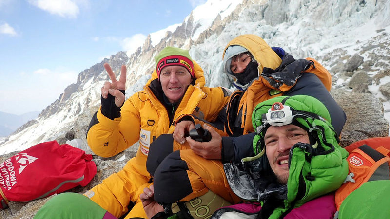 © Reuters. Denis Urubko, Elisabeth Revol e Adam Bielecki posam para foto na base do Nanga Parbat