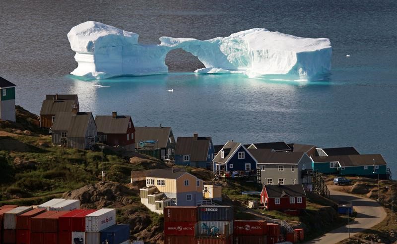 © Reuters. An iceberg floats near a harbour in the town of Kulusuk, east Greenland