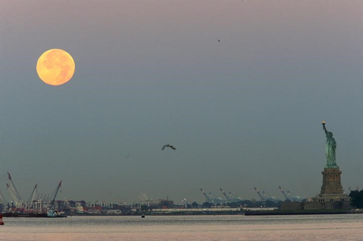 © Reuters. Un inusual espectáculo celeste mostrará una combinación de "superluna" azul y eclipse