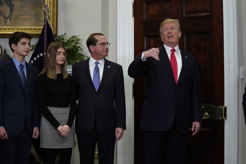 © Reuters. U.S.  President Trump participates in swearing-in ceremony for HHS Secretary Azar at the White House in Washington