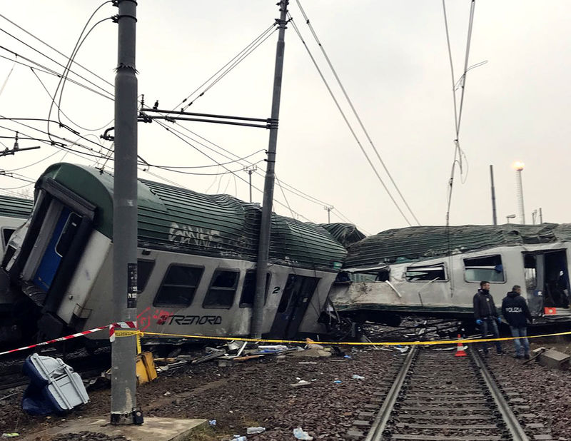 © Reuters. Treno deragliato a Pioltello, periferia di Milano