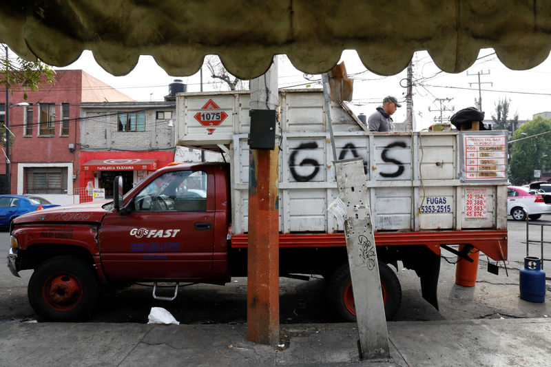 © Reuters. A truck transporting gas cylinders is pictured in Mexico City, Mexico