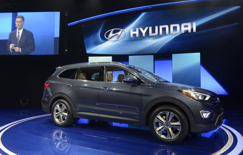 © Reuters. The 2013 Hyundai Santa Fe is seen at a news conference at the 2012 Los Angeles Auto Show in Los Angeles