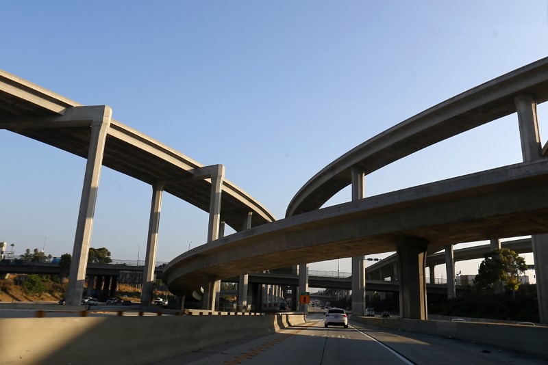 © Reuters. Car travels in carpool lane in Los Angeles, California