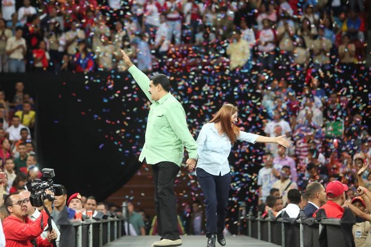 © Reuters. Maduro e a mulher Cilia Flores acenam para simpatizantes em Caracas