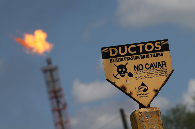 © Reuters. Sign is pictured of Mexico's national oil company Pemex's refinery in Salamanca