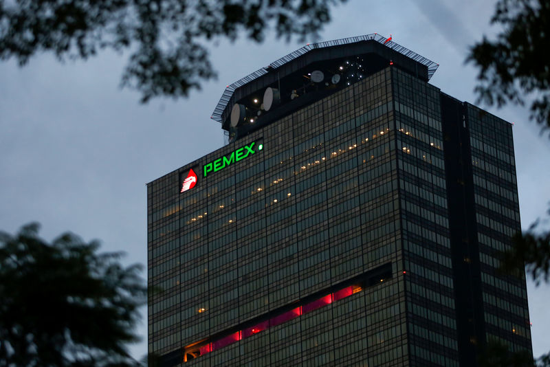 © Reuters. FILE PHOTO: Pemex logo is seen at the headquarters of state-owned oil giant in Mexico City