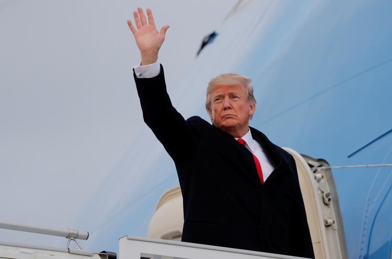 © Reuters. U.S. President Trump departs after the World Economic Forum annual meeting in Davos