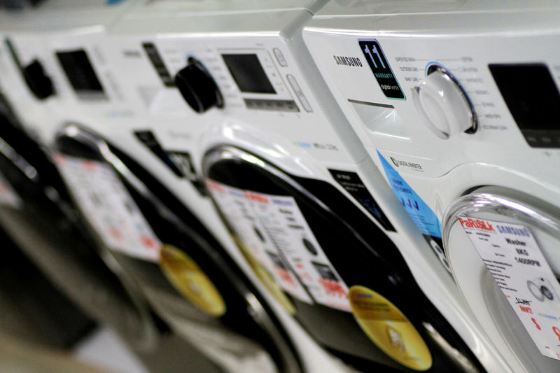 © Reuters. Samsung washing machines are seen in a store in Singapore