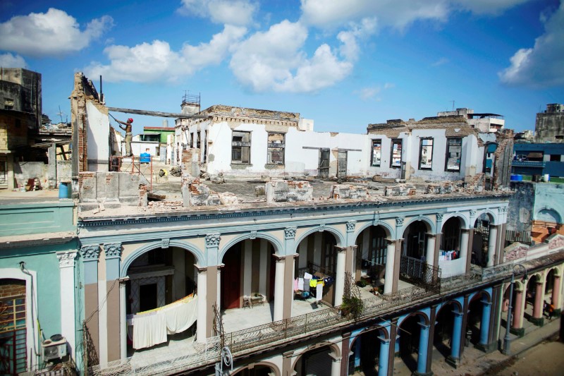 © Reuters. El turismo a Cuba cae golpeado por huracán Irma y Trump
