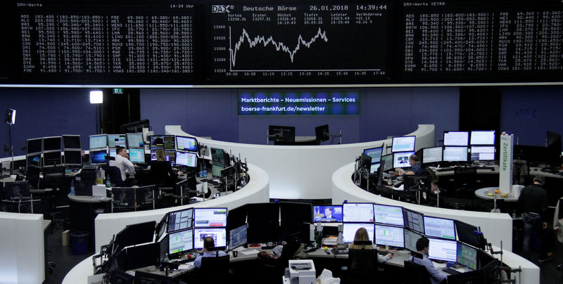 © Reuters. Las bolsas europeas bajan por caídas en sectores cíclicos