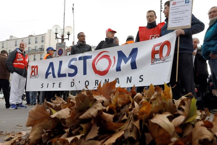 © Reuters. CGT and FO labour union workers from Alstom demonstrate in front of the Finance Ministry in Paris