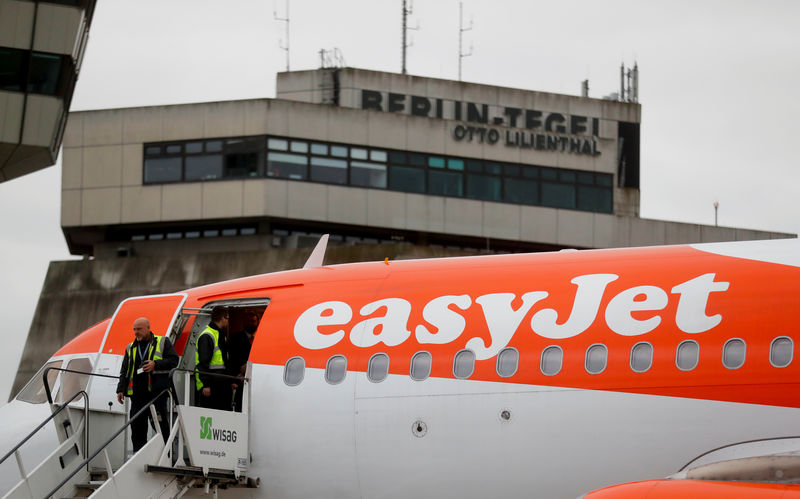 © Reuters. Airport personal prepares an EasyJet airplane for passengers after an event of the British budget carrier EasyJet to present the first flight from airport Tegel in Berlin